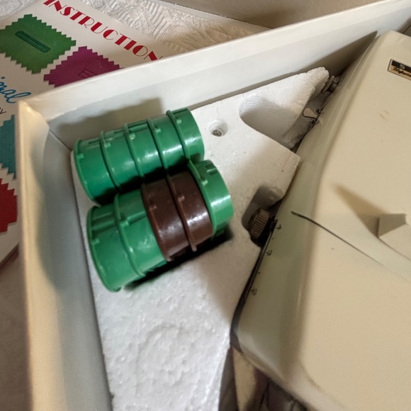 Singer Buttonholder for Slant-Needle Zig-Zag Sewing Machine - Picture 5 of 7